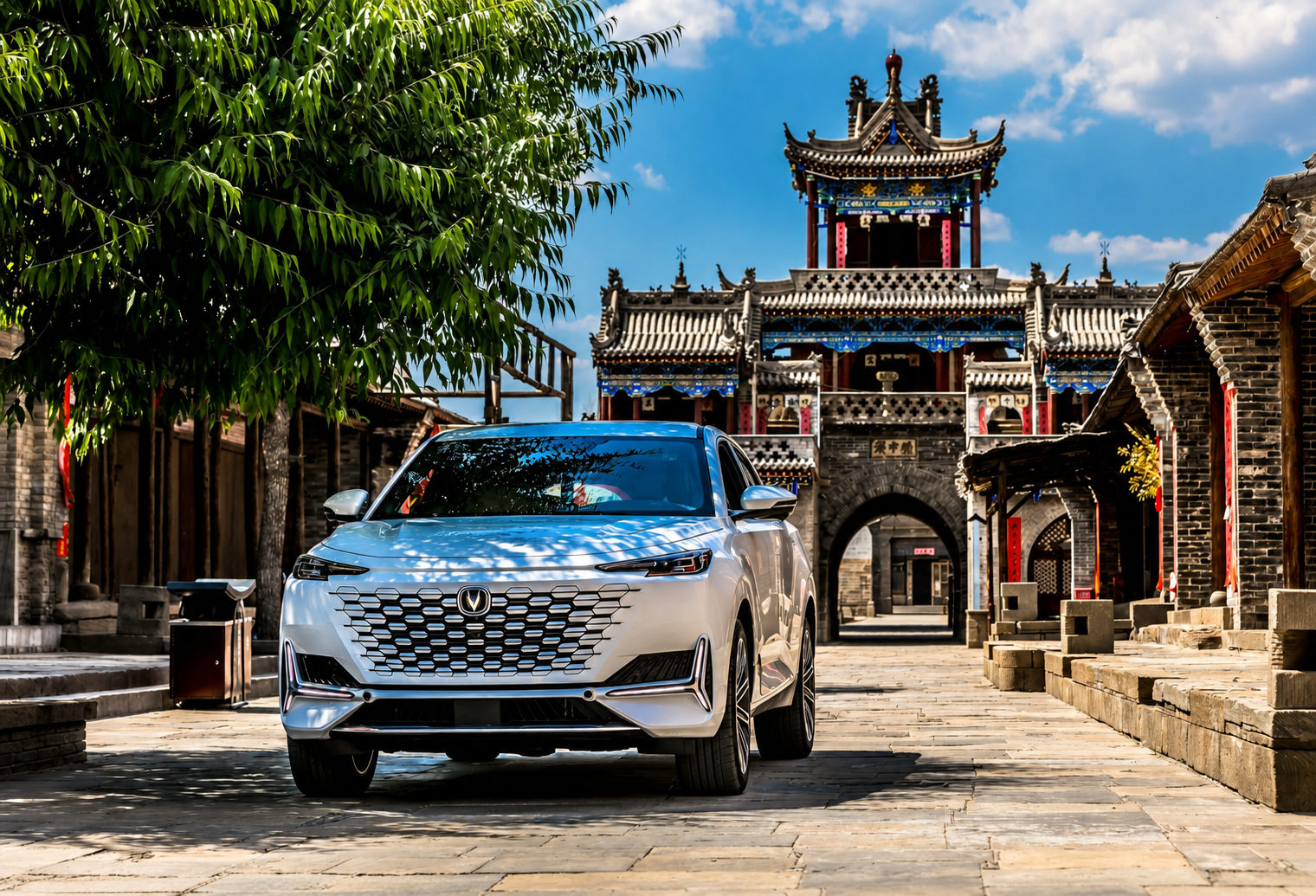 Серебристый китайский кроссовер Changan на улице с традиционной китайской архитектурой
